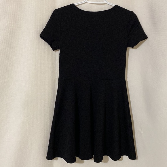 Forever 21 Black Short Sleeve Skater Dress Scoop Neck Mini Dress Size M - Picture 3 of 11